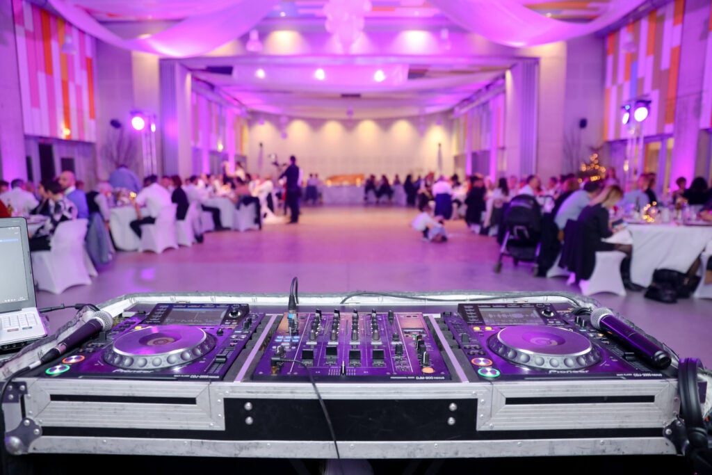 Platine Dj durant un Mariage - Beatmaker pendant une soirée de Mariage.